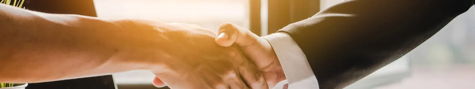 Zusammenarbeit mit BKF – Geschäftspartner beim Handschlag