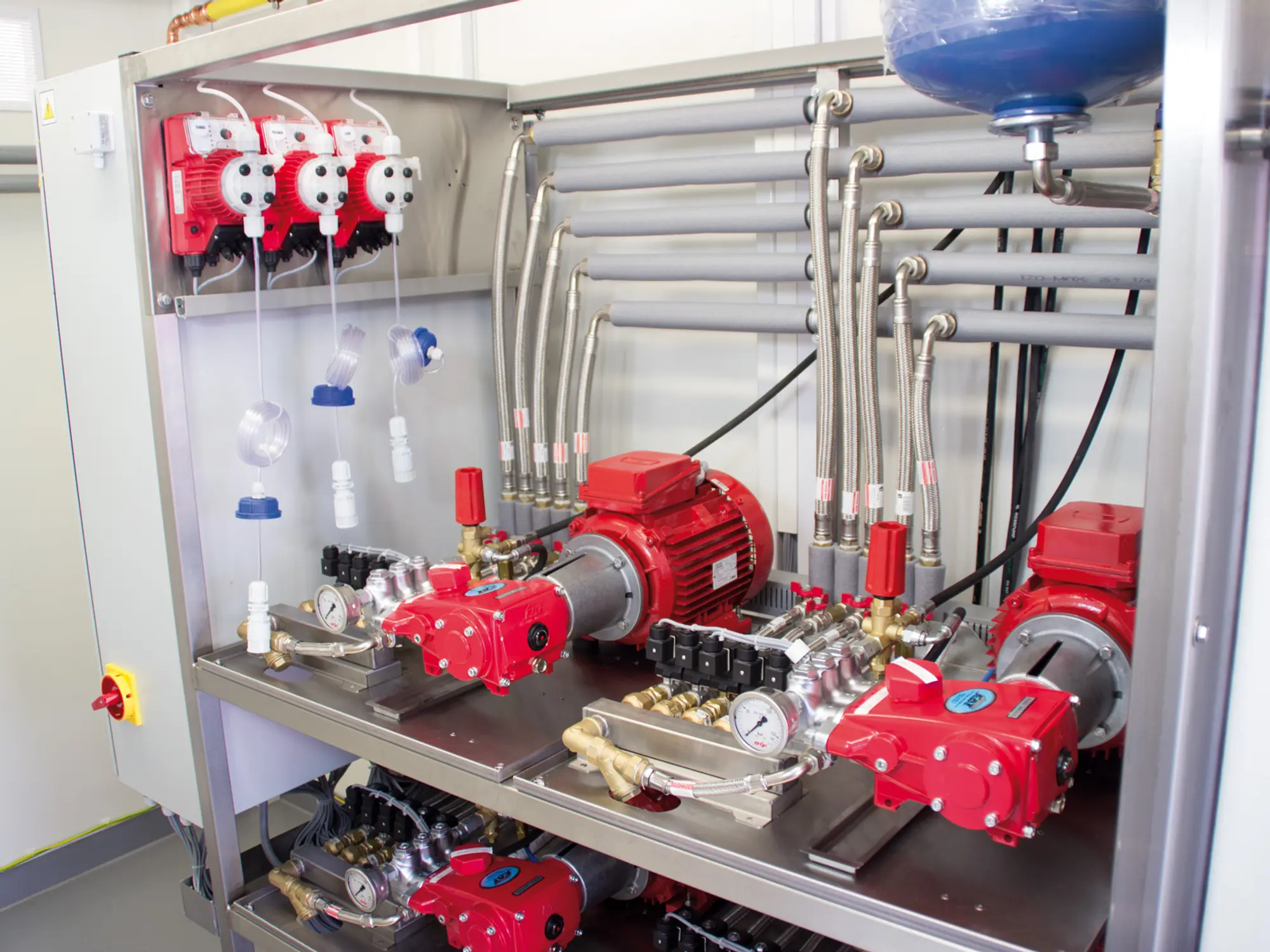 Waschtechnik von BKF auf einem Edelstahlrahmen – Pumpen und Dosiereinheiten für Chemie